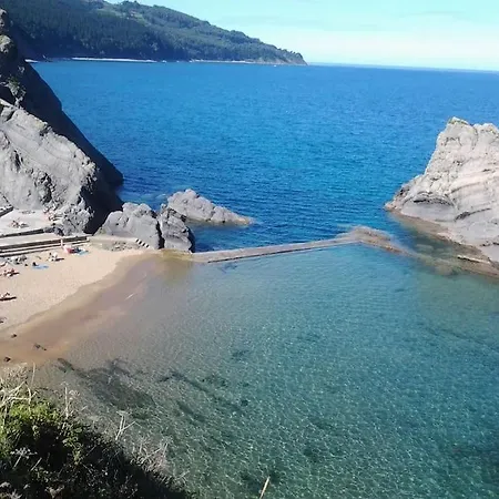 Comodo En El Centro De Bermeo. *
